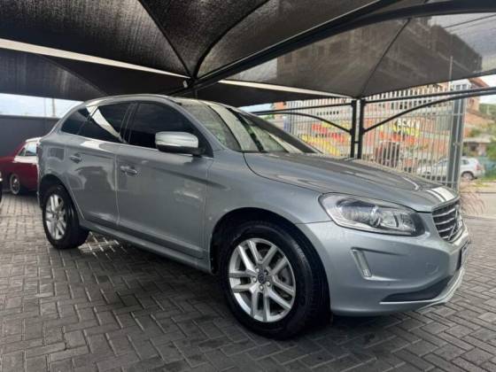 VOLVO XC60 2.4 D5 MOMENTUM DIESEL AWD 4P AUTOMÁTICO
